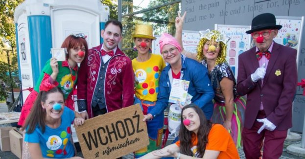 Tydzień Uśmiechu rozpoczął się 28 września w Opolu otwarciem interaktywnej wystawy „Uśmiechnij komuś dzień” i happeningiem z udziałem Doktorów Clownów. Wydarzenia promujące wolontariat potrwają do 5 października.